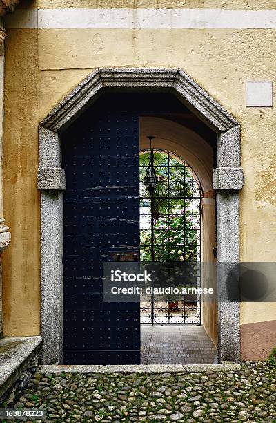 Vecchio Porta Aperta Immagine A Colori - Fotografie stock e altre immagini di Antico - Vecchio stile - Antico - Vecchio stile, Aperto, Architettura