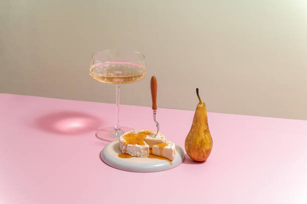 queso brie en un plato con miel y pera, champán en una copa - wine cheese glass gourmet fotografías e imágenes de stock