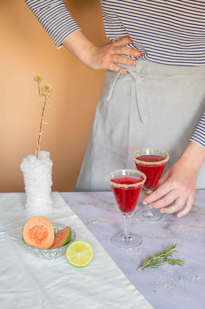 quelqu’un prend un verre de thé glacé avec des fruits frais - koffie photos et images de collection