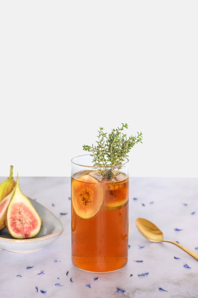 a glass of ice-tea with fresh fruit - koffie imagens e fotografias de stock