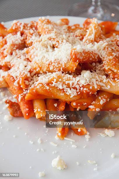 Italiano Penne Com Molho De Tomate E Parmisan - Fotografias de stock e mais imagens de Alimentação Saudável - Alimentação Saudável, Almoço, Branco