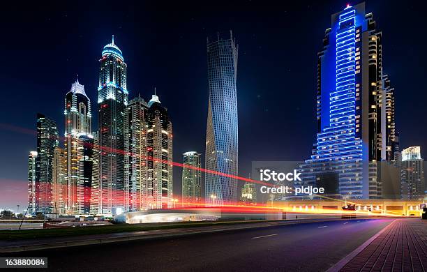 Dubai Marinaskyline Bei Nacht Stockfoto und mehr Bilder von Architektur - Architektur, Autoscheinwerfer, Außenaufnahme von Gebäuden