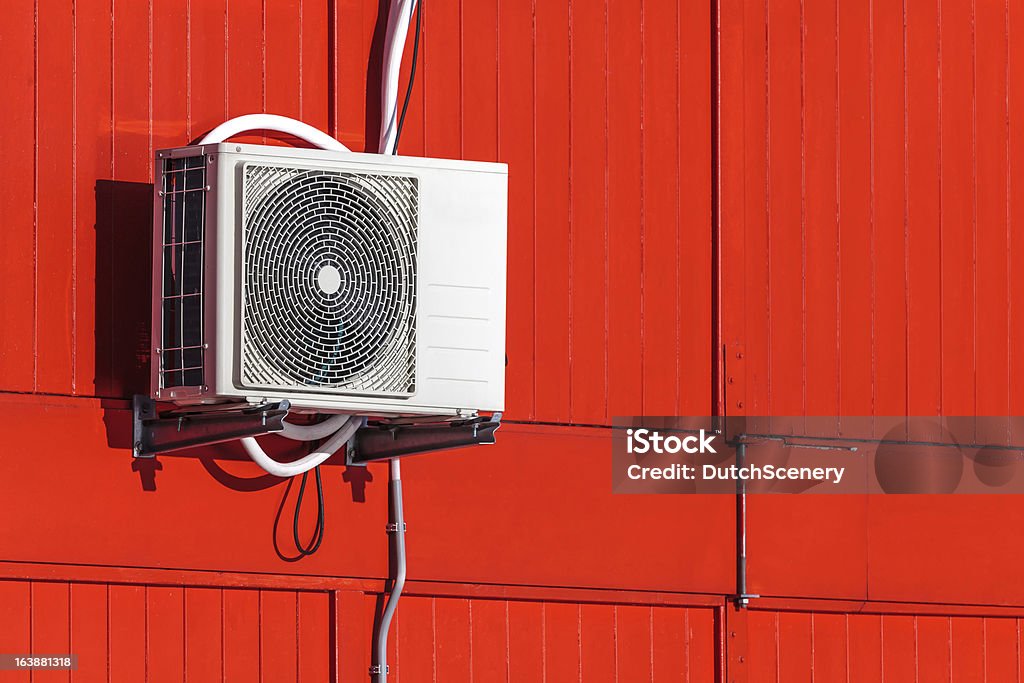 Klimaanlage-Einheit auf eine Rote Wand - Lizenzfrei Außenaufnahme von Gebäuden Stock-Foto