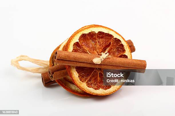Getrocknete Orange Dekoration Stockfoto und mehr Bilder von Holzstock - Holzstock, Scheibe - Portion, Zimt