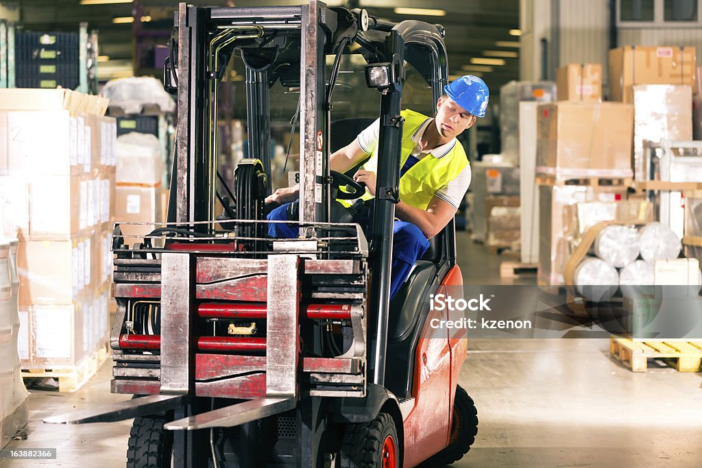 Gabelstapler-Fahrer im warehouse der Weiterleitung - Lizenzfrei Gabelstapler Stock-Foto