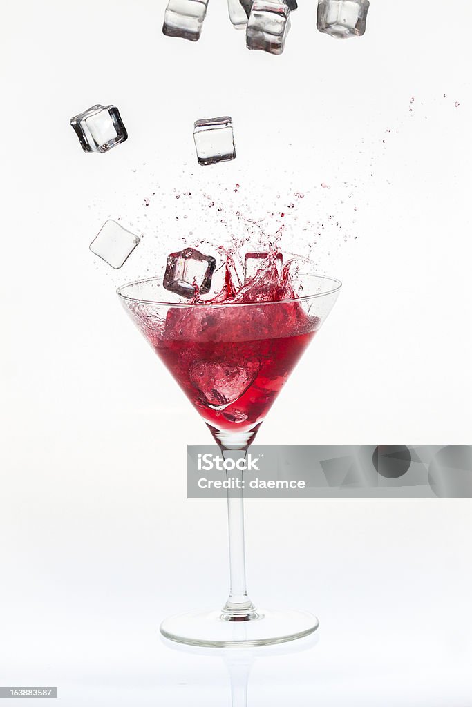 Cubos de gelo caindo em uma bebida batida - Foto de stock de Alcoolismo royalty-free