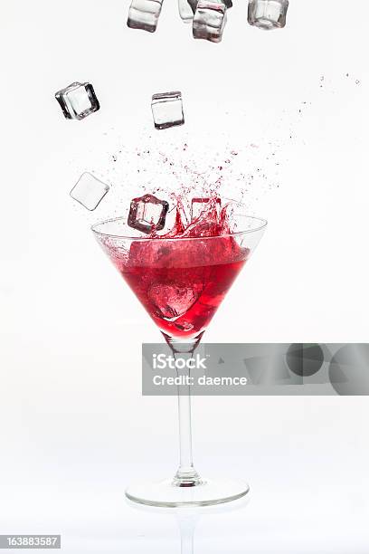 Foto de Cubos De Gelo Caindo Em Uma Bebida Batida e mais fotos de stock de Alcoolismo - Alcoolismo, Atividade, Bar