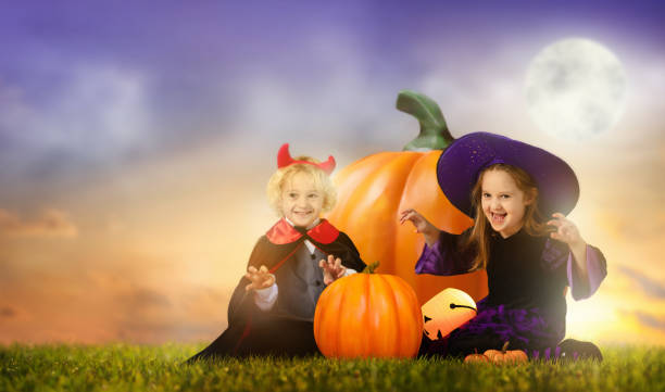 dzieci w kostiumie czarownicy na halloween trick or treat - two jack zdjęcia i obrazy z banku zdjęć