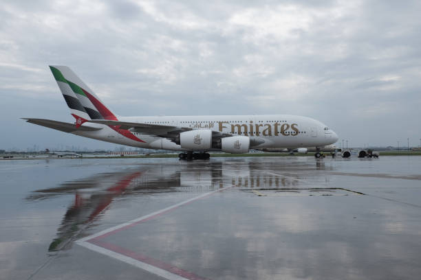 emiratos árabes unidos avión masivo en el aeropuerto de toronto en canadá - flag of the emirates fotografías e imágenes de stock