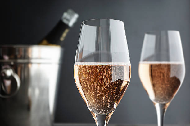 close-up of два бокала розовый/розовое шампанское - pink champagne стоковые фото и изображения