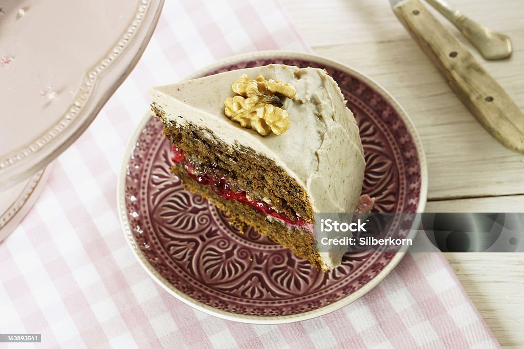 Végétalien noyer aux airelles gâteau avec glaçage aux amandes et aux noix de cajou - Photo de Airelle rouge libre de droits