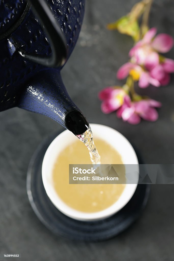 Té verde siendo vertido de una tetera japonesa - Foto de stock de Alimento libre de derechos