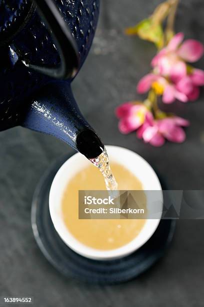 Té Verde Siendo Vertido De Una Tetera Japonesa Foto de stock y más banco de imágenes de Alimento - Alimento, Azul, Bebida