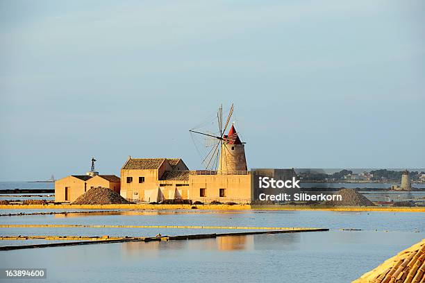 Sicilian Sól Mill W Trapani - zdjęcia stockowe i więcej obrazów Bez ludzi - Bez ludzi, Europa - Lokalizacja geograficzna, Fabryka