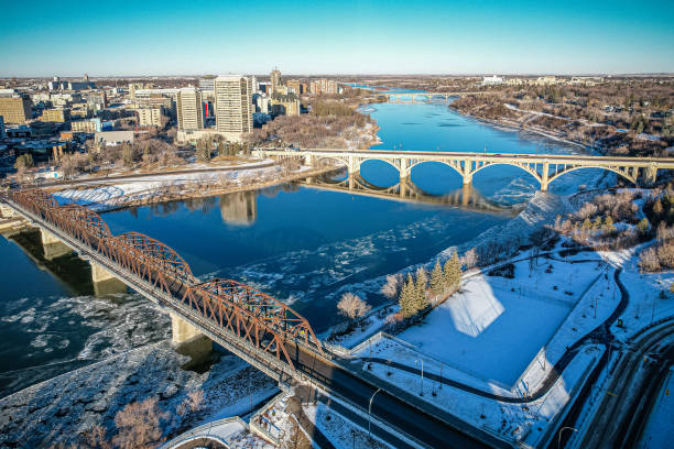 downtown aerial in saskatoon - saskatoon saskatchewan urban scene landscape imagens e fotografias de stock