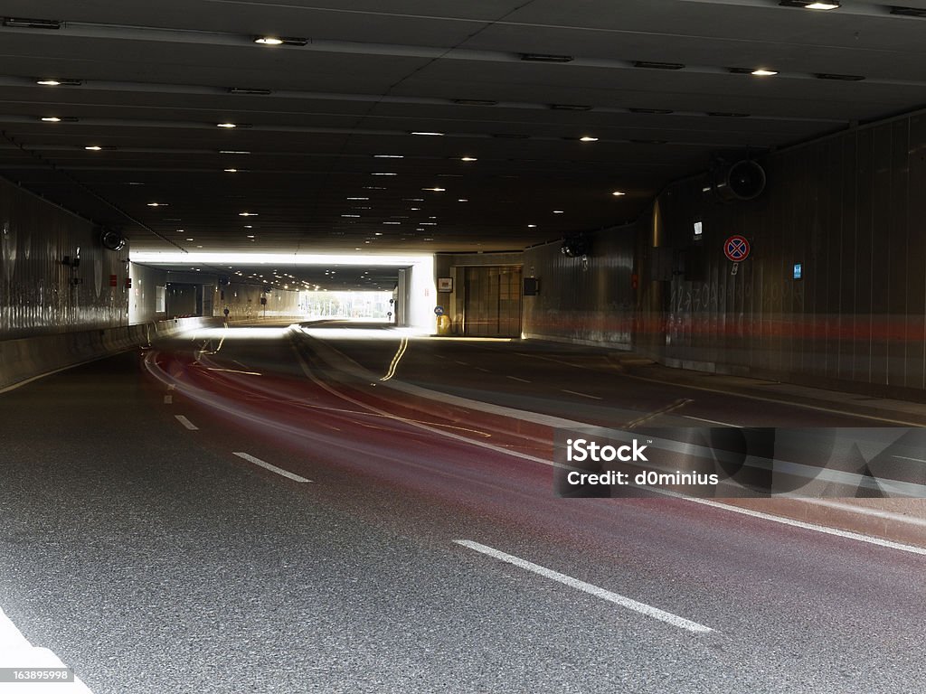 현대적이다 터널 트래픽 street 로드쇼의 단궤 - 로열티 프리 0명 스톡 사진