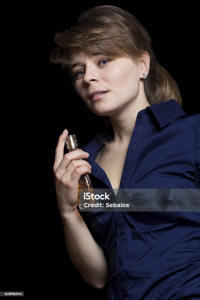 여성 향수 적용 - 로열티 프리 검은색 스톡 사진