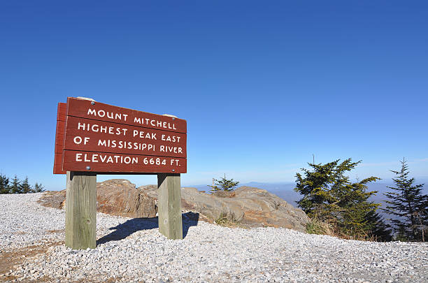 mount mitchell höchsten gipfel marker - mount mitchell stock-fotos und bilder