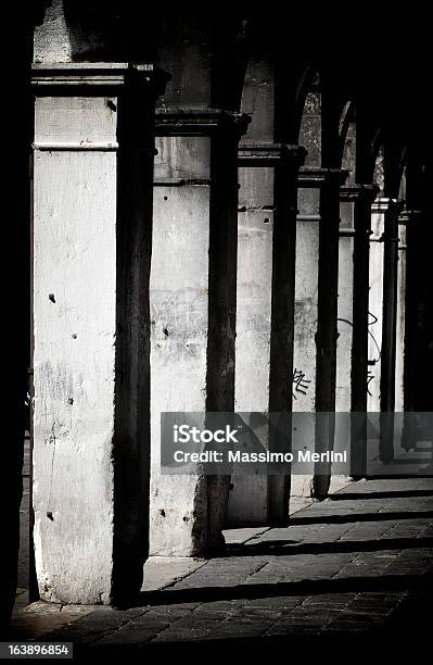 Foto de Colonnade Em Veneza e mais fotos de stock de Alto contraste - Alto contraste, Arcada, Arcaico