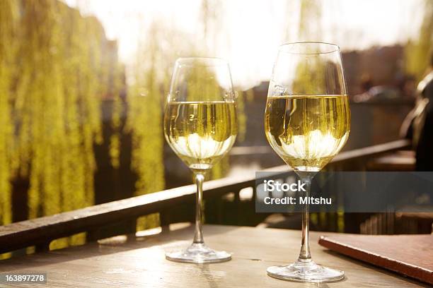 Dos Vasos De Vino Blanco Contra La Luz Del Foto de stock y más banco de imágenes de Vino blanco - Vino blanco, Cristal - Material, Dos objetos