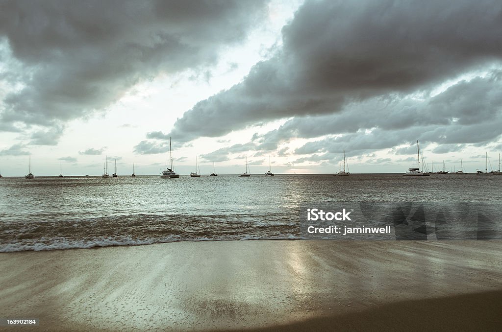 Iates e praia de paisagem dramática - Foto de stock de Alagado - Molhado royalty-free