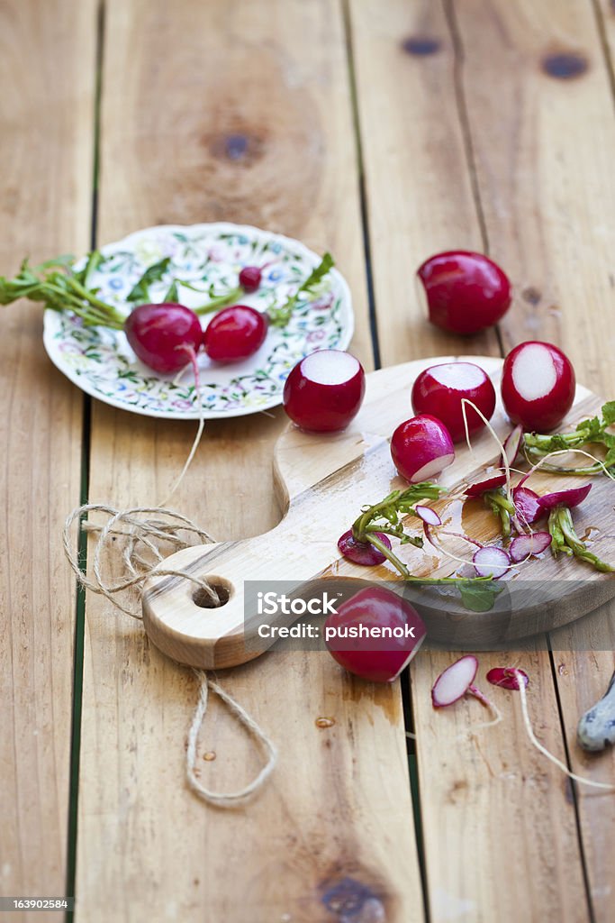 Radishes auf Schneidebrett - Lizenzfrei Blatt - Pflanzenbestandteile Stock-Foto