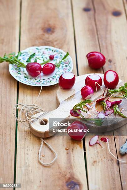 Foto de Rabanete Em Uma Tábua De Cortar e mais fotos de stock de Alimentação Saudável - Alimentação Saudável, Bandeja, Comida