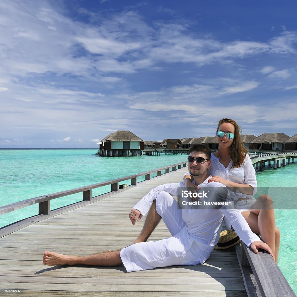 Couple sur une jetée de la plage aux Maldives - Photo de Adulte libre de droits