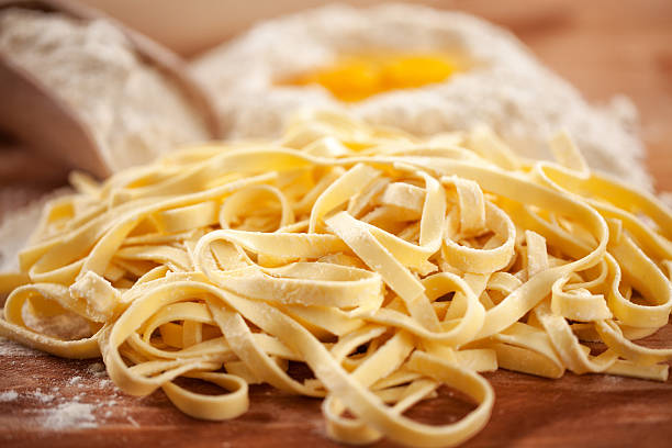 faire des pâtes - pasta noodles tagliatelle freshness photos et images de collection