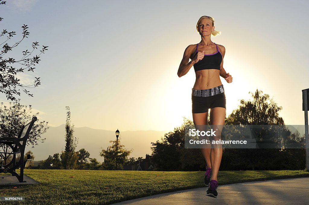 Mujer atlética corriendo en el parque - Foto de stock de Actividad libre de derechos