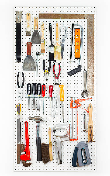 outils suspension sur une organisation panneau vertical perforé - pegboard photos et images de collection