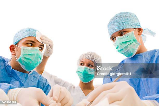 Chirurghi Durante Il Funzionamento - Fotografie stock e altre immagini di Assistente - Assistente, Camice da medico, Chirurgo