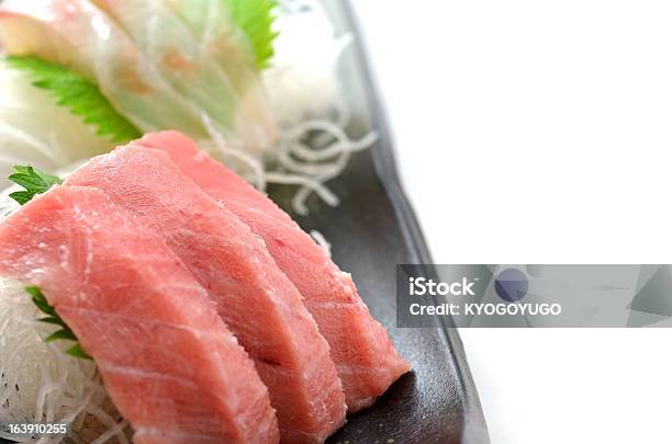 Fette Di Pesce Crudo Chiamato Sashimi - Fotografie stock e altre immagini di Composizione orizzontale - Composizione orizzontale, Crudo, Cucina giapponese