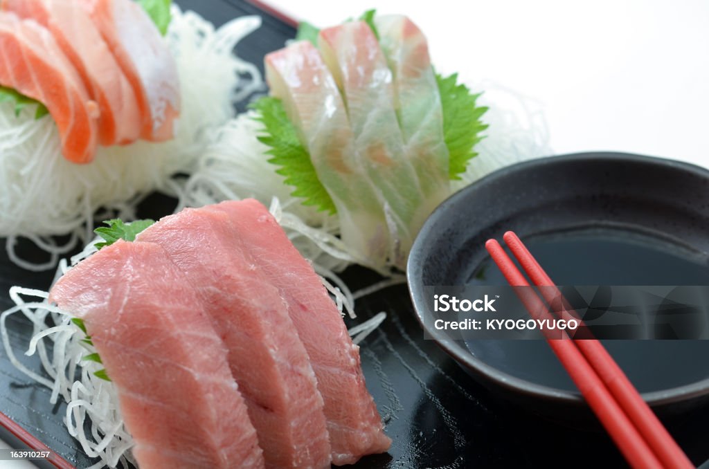 Rodajas de pescado crudo llamado Sashimi - Foto de stock de Atún - Pescado libre de derechos