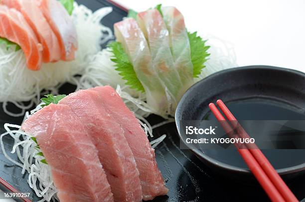 Plasterki Surowe Ryby O Nazwie Sashimi - zdjęcia stockowe i więcej obrazów Bez ludzi - Bez ludzi, Białe tło, Fotografika