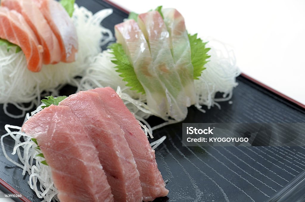 Fette di pesce crudo chiamato Sashimi - Foto stock royalty-free di Composizione orizzontale