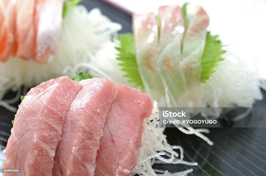 Rodajas de pescado crudo llamado Sashimi - Foto de stock de Atún - Pescado libre de derechos