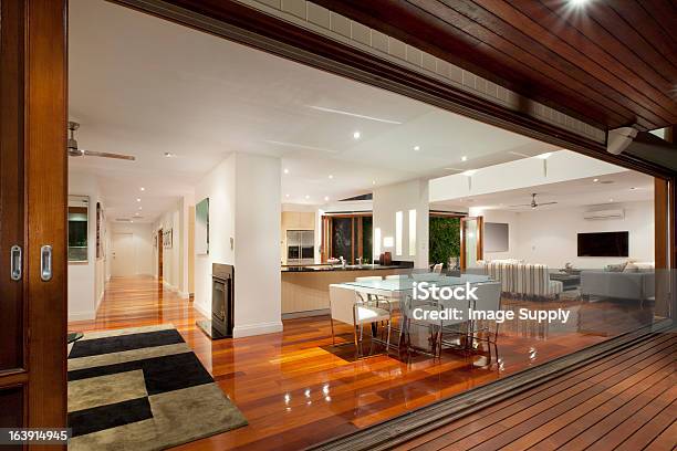 Foto de Interior De Luxo Moderna E Iluminada Casa e mais fotos de stock de Interior de casa - Interior de casa, Luxo, Austrália