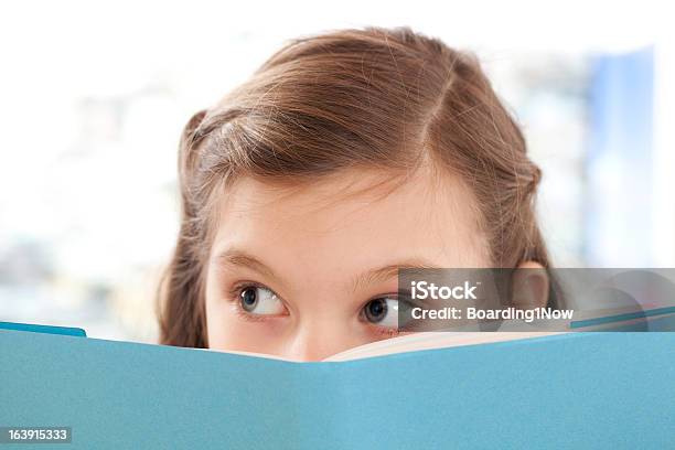 Niña Leyendo Un Libro Escolar Foto de stock y más banco de imágenes de Conceptos - Conceptos, Conceptos y temas, Contemplación