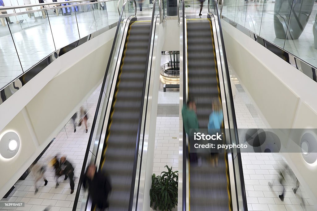 Escadas rolantes do shopping center - Royalty-free Adulto Foto de stock