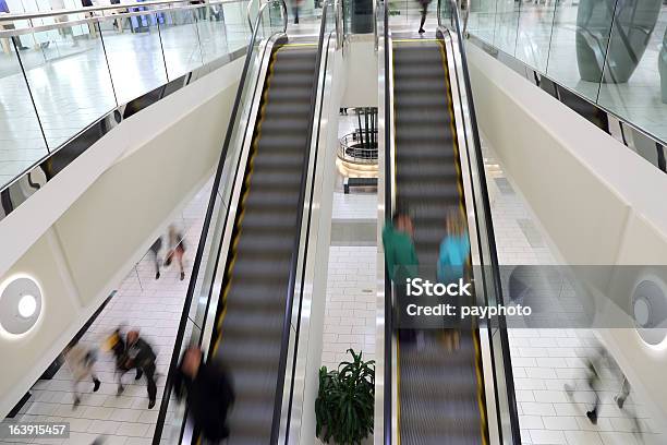 Escadas Rolantes Do Shopping Center - Fotografias de stock e mais imagens de Adulto - Adulto, Arquitetura, Caraterística Arquitetural