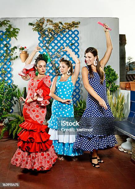 Photo libre de droit de Femmes En Robes Andalou De Danse banque d'images et plus d'images libres de droit de Flamenco - Danse traditionnelle - Flamenco - Danse traditionnelle, 20-24 ans, Adulte