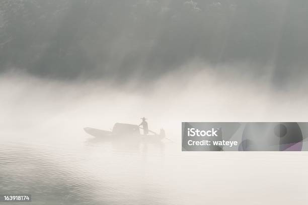 Fischer Im Nebel Die Zubereitung Von Fisch Stockfoto und mehr Bilder von Abenddämmerung - Abenddämmerung, Aktivitäten und Sport, Arbeiten