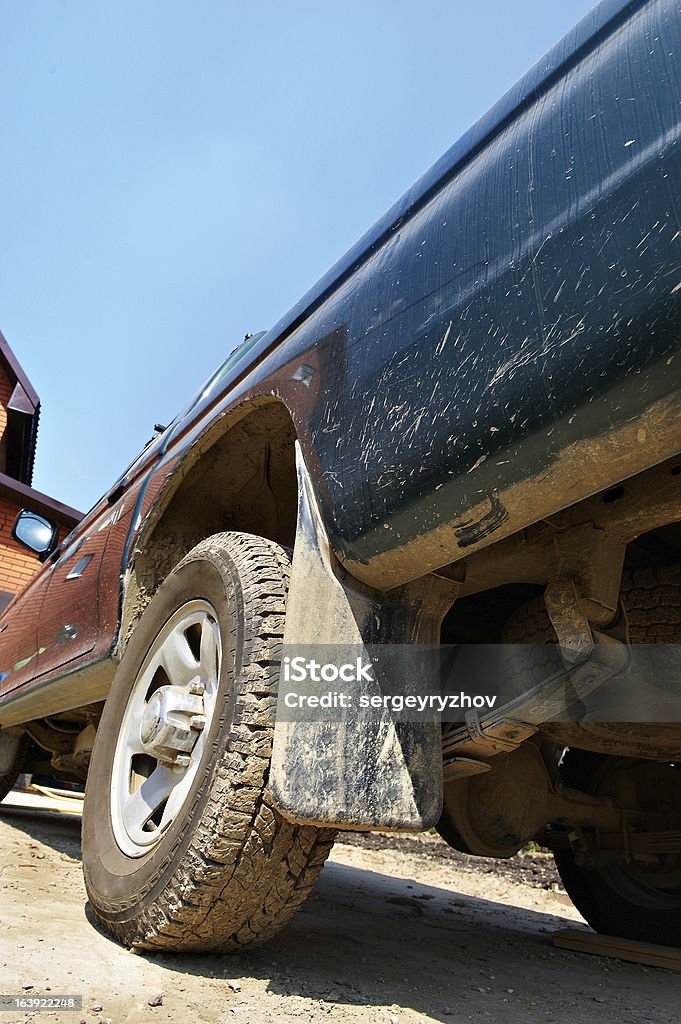 Roue arrière d'une grosse machine de service de prise en charge - Photo de Pick-up libre de droits