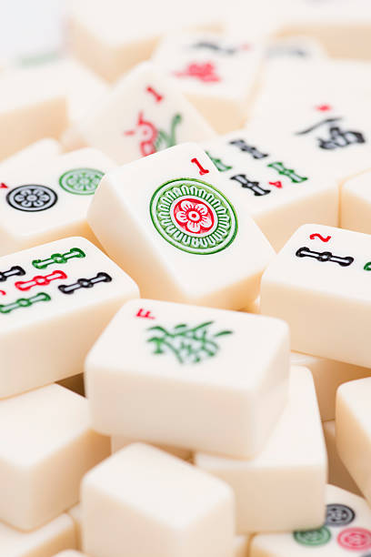 pièces de mah-jong jeu de société - mahjong photos et images de collection
