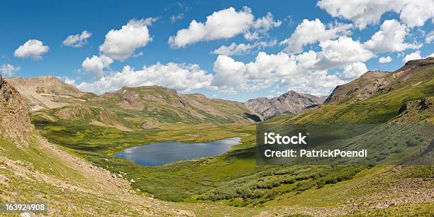 Panorama Do Lago De Montanha Colorado - Fotografias de stock e mais imagens de Ao Ar Livre - Ao Ar Livre, Aventura, Azul