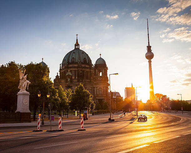 berliner dom & fernsehturm torre de televisão - berlin germany television tower communications tower alexanderplatz - fotografias e filmes do acervo