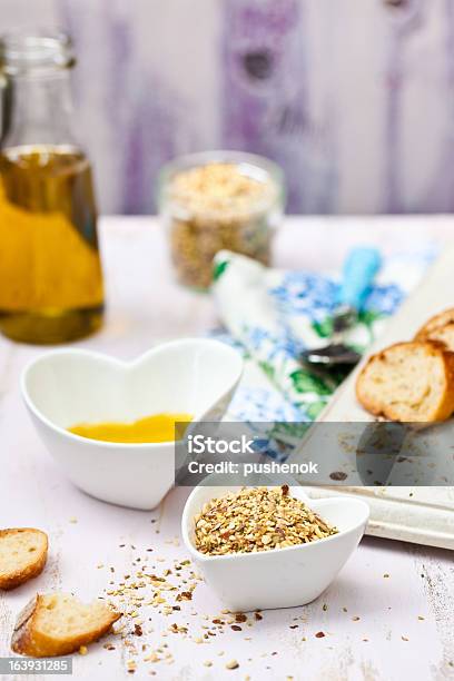 Dukkah Con Pan Y Aceite De Oliva En Forma De Corazón Y Tazones Foto de stock y más banco de imágenes de Aceite para cocinar