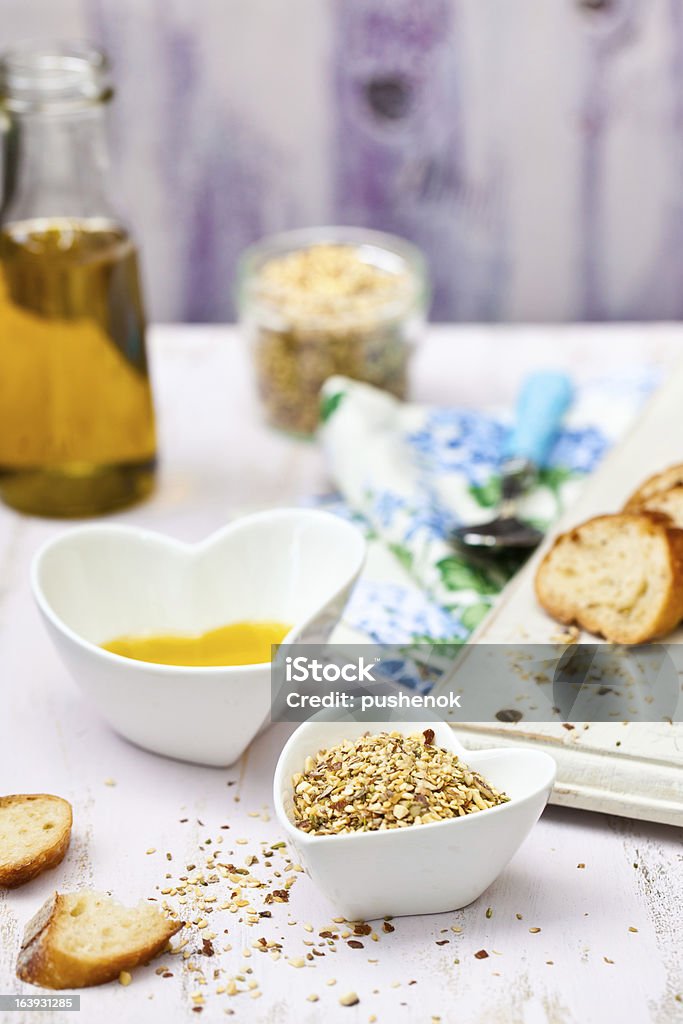 Dukkah con pane e olio d'oliva in ciotole a forma di cuore - Foto stock royalty-free di Alimentazione sana