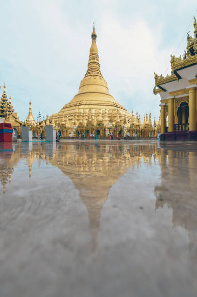 пагода шведагон в янгоне, бирма - yangon стоковые фото и изображения